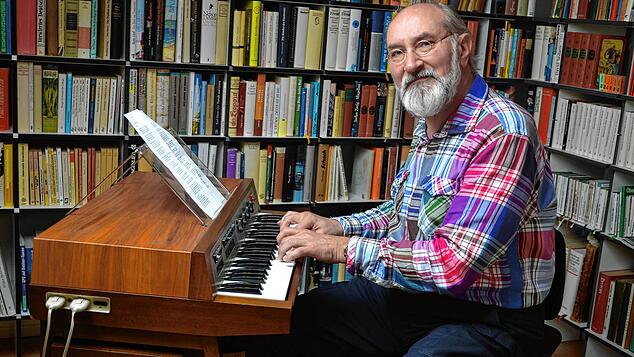 Norbert Linden aus Häusern ist begeistert von dem ganz besonderen Klang seiner Röhrenorgel, einem beinahe vergessenen Instrument. Foto: ...
