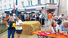 Nachdem die Regenwolken abgezogen sind, füllt sich der Platz am Marktbrückle.