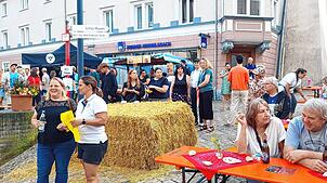 Nachdem die Regenwolken abgezogen sind, füllt sich der Platz am Marktbrückle.