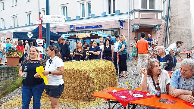 Nachdem die Regenwolken abgezogen sind, füllt sich der Platz am Marktbrückle.