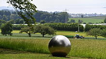 Eine Stahlkugel steht bei Brachenreuthe (Baden-Württemberg) oberhalb von Überlingen am Waldrand. Die zerrissene Perlenkette, wie das ...