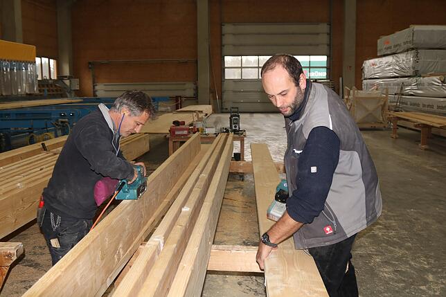 Bernd Weis (links) und Timo Allgeier sind bei der Firma Brüninghoff damit beschäftigt, das Holz für Dubai verarbeitungsfertig zu machen.