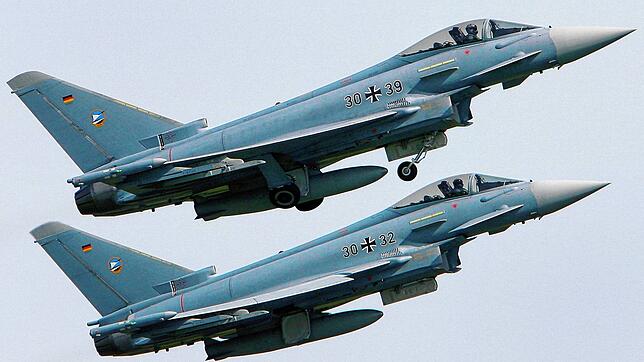 Zwei Eurofighter starten auf dem Fliegerhorst Laage bei Rostock zu einer Übung (Archivbild, Mai 2018). Maschinen dieses Typs flogen am ...