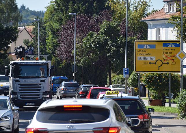 Massenweise Fahrzeuge rollen zum Beispiel hier in der Straße Stadtwall, die seit Freitagmorgen Umleitungsstrecke ist. Immer wieder ...