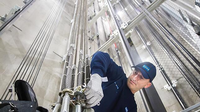 Ein Monteur der Firma Kone wartet einen Aufzug. Mit weltweit 57&nbsp;000&nbsp;Mitarbeitern gehört das Unternehmen nach eigenen Angaben ...