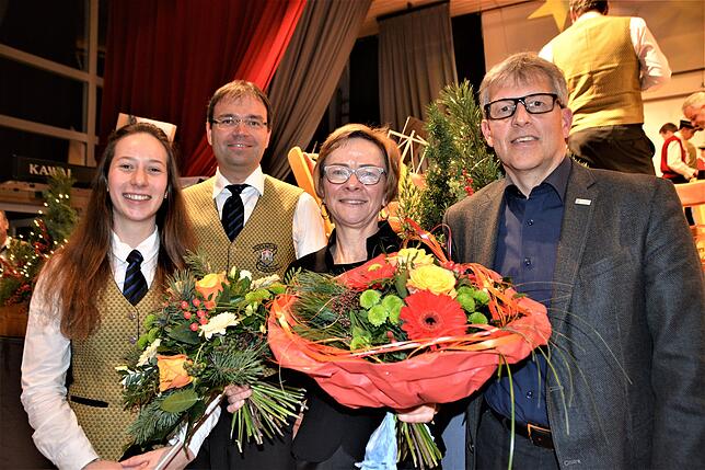 Nach zehn Jahren erfolgreicher Leitung der Stadtkapelle wurde Marianne Halder (Zweite von rechts) verabschiedet. Pia Dreher und ...