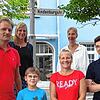 Die Anwohner. Vorne von rechts Hanno Degner, Dagmar Schmid, Degners Sohn Benjamin und Werner Palz. Hinten von rechts Caroline Welsch und ...