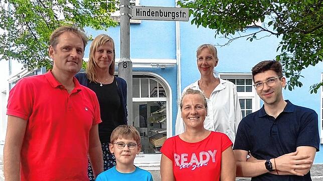 Die Anwohner. Vorne von rechts Hanno Degner, Dagmar Schmid, Degners Sohn Benjamin und Werner Palz. Hinten von rechts Caroline Welsch und ...