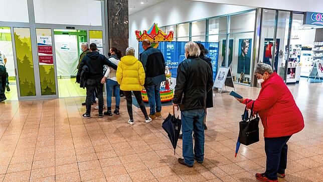Impftermine sind begehrt. Hier eine Szene aus dem Kreis-Impfzentrum, das sich im Schwarzwald-Baar-Center befindet. dort steht man ...