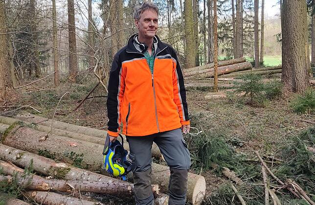 Der Meersburger Förster Martin Roth setzt auf Aufklärung, wenn jemand im Wald Holz mitnimmt.