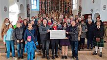 Strahlende Gesichter bei der offiziellen Spendenübergabe in der St. Mauritiuskirche. Im Vordergrund in der Mitte (von links): Hans-Peter ...