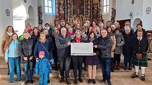 Strahlende Gesichter bei der offiziellen Spendenübergabe in der St. Mauritiuskirche. Im Vordergrund in der Mitte (von links): Hans-Peter ...