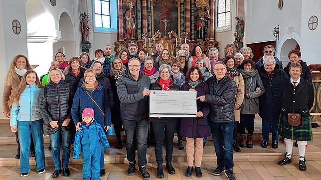 Strahlende Gesichter bei der offiziellen Spendenübergabe in der St. Mauritiuskirche. Im Vordergrund in der Mitte (von links): Hans-Peter ...