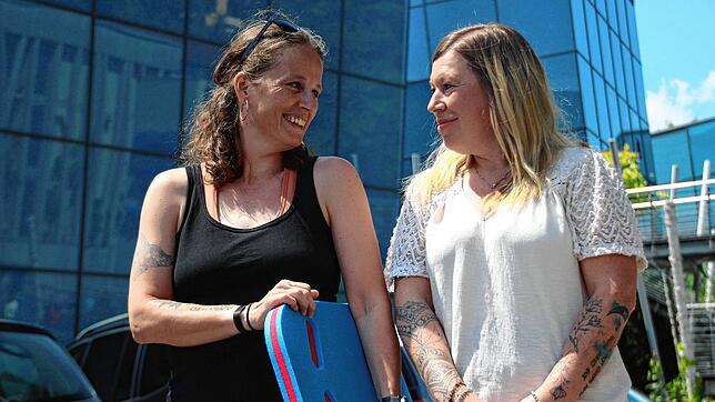 Heike Stromm (links) ist Schwimmlehrerin, findet aber nicht genügend Wasserfläche. Mutter Kathi Linsemann findet, dass Kinder ein ...