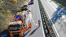 Letzte Aufräumarbeiten nach dem Unfall auf der B33 zwischen Markelfingen und Radolfzell.