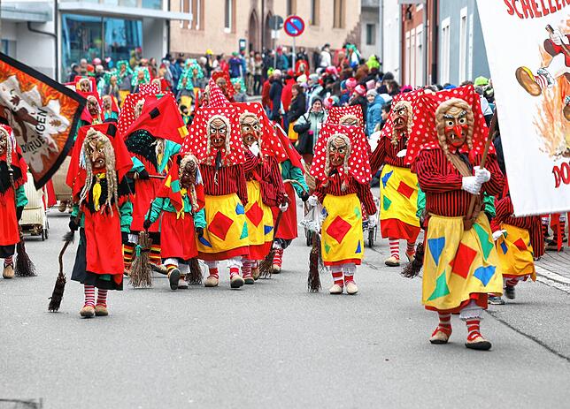 Bild 18: Kinderumzug beim Jubiläumstreffen der Hexen in Donaueschingen vor großem Volk
