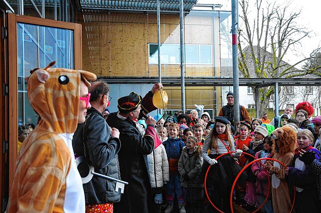 Bild 10: Bunte Zirkusschar in Steißlingen: So feierten die Narren die Rathausübergabe am Schmotzige