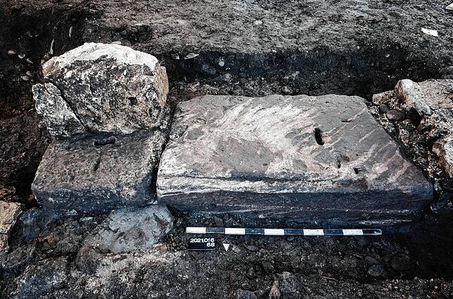 Die Schwelle des Seiteneingangs besteht aus einem Sandsteinblock.