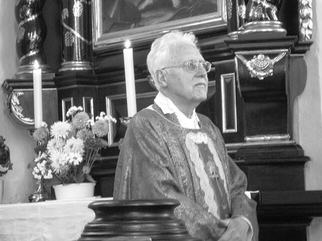 Pfarrer Heinrich Moll während der einer Dankmesse. Der beliebte Geistliche verstarb an Christi-Himmelfahrt 2022.