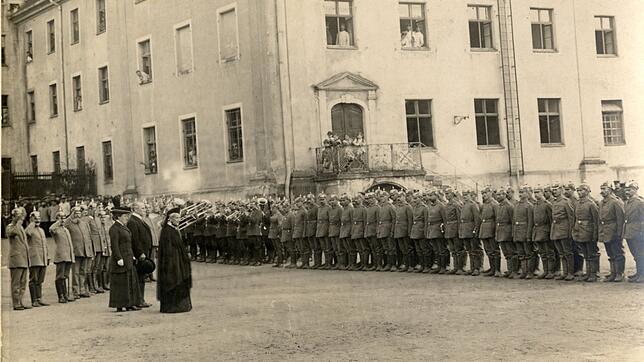 Hoher Besuch: Großherzogin Louise, Schwester Friedrichs III., verabschiedet in der Klosterkaserne in Petershausen im Jahr 1915 ...