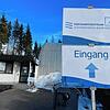 Im Impfzentrum Schwarzwald-Baar in VS-Schwenningen werden erstmals am Mittwoch Astrazeneca-Dosen geimpft. Doch die Impftermine gehen ...