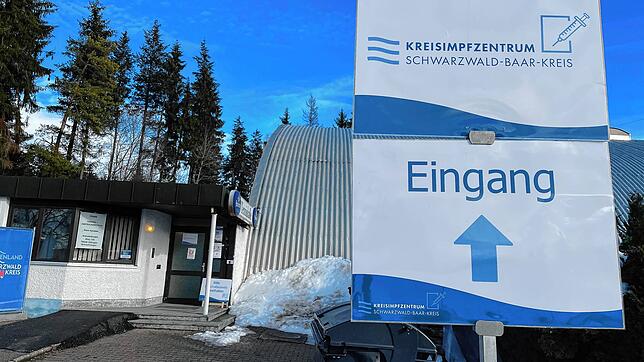 Im Impfzentrum Schwarzwald-Baar in VS-Schwenningen werden erstmals am Mittwoch Astrazeneca-Dosen geimpft. Doch die Impftermine gehen ...