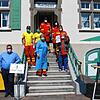Frisch getestet zeigt Peter Springefeld sein negatives Testergebnis. Getestet wurde er im ehemaligen Rathaus in Iznang von Vertretern ...