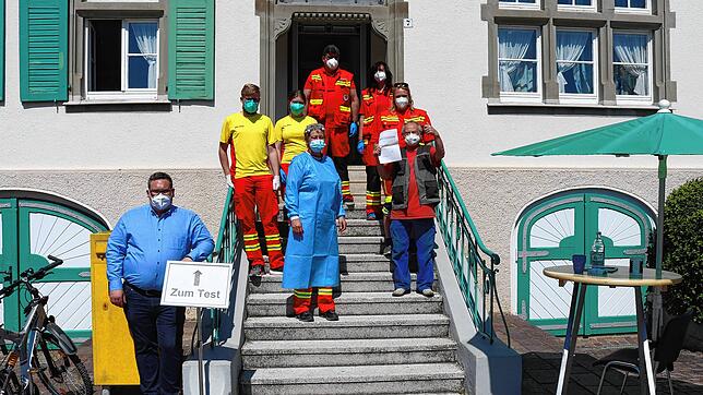 Frisch getestet zeigt Peter Springefeld sein negatives Testergebnis. Getestet wurde er im ehemaligen Rathaus in Iznang von Vertretern ...