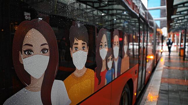 PRODUKTION &ndash; 04.01.2023, Schleswig-Holstein, Kiel: Ein Linienbus der Kieler Verkehrsgesellschaft KVG ist mit Hinweisen zum Tragen ...