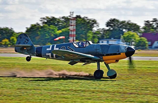 Eine Me 109 bei der Landung auf einer Graspiste. Hierzu braucht es Erfahrung, denn die Maschine neigt wegen des schmalen Fahrwerks zum ...