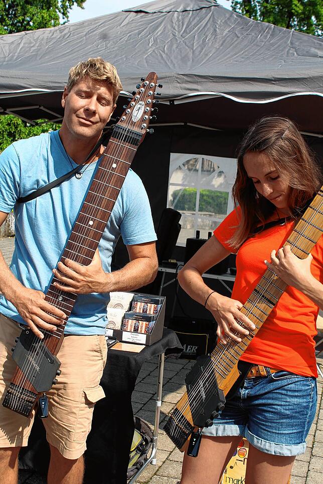 Mark White und Steffi Bartel verzaubern das Publikum mit Liedern auf dem Chapman Stick.