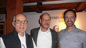 Hausarzt Michael Gürtler (Mitte) wird von Hausens Bürgermeisterstellvertreter Hermann Lederer (links) und Alt-Bürgermeister Martin ...