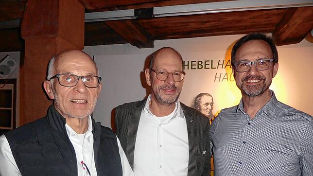 Hausarzt Michael Gürtler (Mitte) wird von Hausens Bürgermeisterstellvertreter Hermann Lederer (links) und Alt-Bürgermeister Martin ...