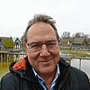 Pfahlbautendirektor Gunter Schöbel vor seinen Ausstellungsstücken. Täglich werden sie kontrolliert und jedes Jahr fallen ...