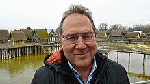 Pfahlbautendirektor Gunter Schöbel vor seinen Ausstellungsstücken. Täglich werden sie kontrolliert und jedes Jahr fallen ...