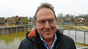 Pfahlbautendirektor Gunter Schöbel vor seinen Ausstellungsstücken. Täglich werden sie kontrolliert und jedes Jahr fallen ...