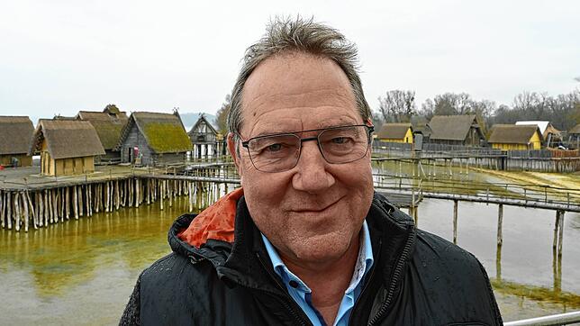 Pfahlbautendirektor Gunter Schöbel vor seinen Ausstellungsstücken. Täglich werden sie kontrolliert und jedes Jahr fallen ...
