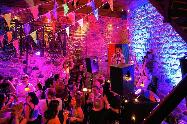 Statt unter freiem Himmel fand die Gute-Laune-Party regenbedingt dann eben in der Zunftstube der Blätzlebuebe statt. Der Stimmung tat ...