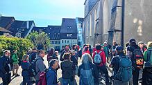 Die Teilnehmer der grenzüberschreitenden Geschichtswanderung lauschen bei der Stadtführung in Kaiserstuhl Claudia Meierhofers ...