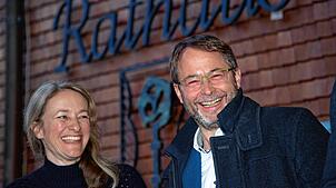 Er hat gut lachen: Stephan Bücheler, hier mit seiner Frau Denise, fährt bei der Bürgermeisterwahl in Ibach am Sonntag ein überzeugendes ...