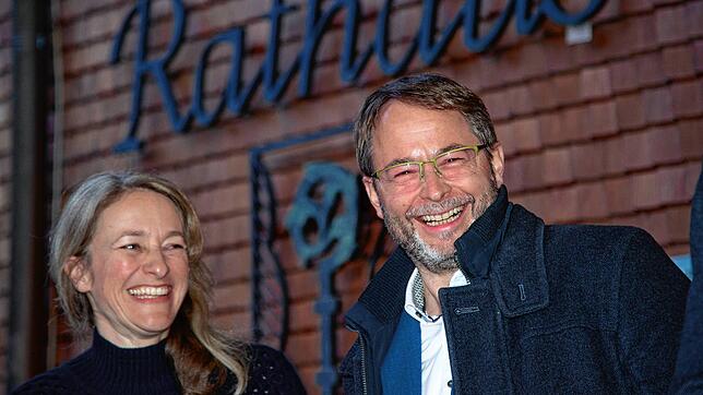 Er hat gut lachen: Stephan Bücheler, hier mit seiner Frau Denise, fährt bei der Bürgermeisterwahl in Ibach am Sonntag ein überzeugendes ...