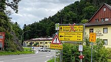 Die Schlüchttalsperrung wegen gefährlichem Felsabgang beginnt von Waldshut-Tiengen her ab der Abzweigung nach Berau. Diese Strecke nach ...