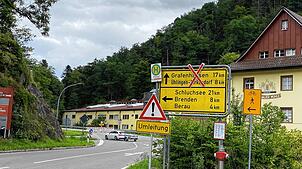 Die Schlüchttalsperrung wegen gefährlichem Felsabgang beginnt von Waldshut-Tiengen her ab der Abzweigung nach Berau. Diese Strecke nach ...