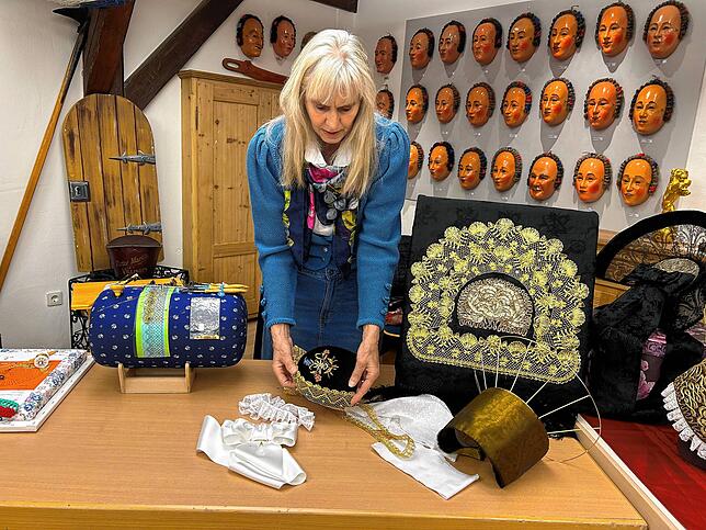 Jutta Grothaus erklärt, wie die Radhaube der Altvillingerin hergestellt wird.