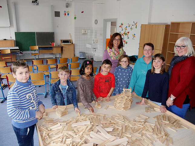 Im Medienraum der Grundschule Allmannsdorf bekam die Kernzeit einen Drittel des Raumes. Hier können Gleb, Eric, Aadhya, Davide, Lena und ...