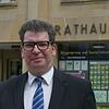 Er will da rein: Dirk Caroli vor dem Schramberger Rathaus.