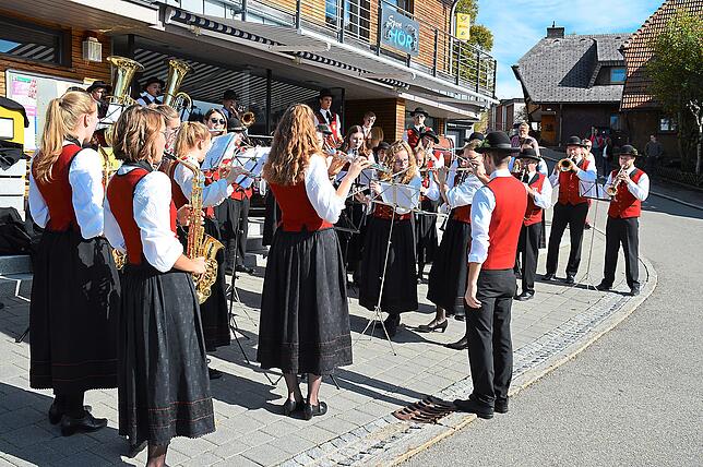 Musik zum Bummel bietet die Kurkapelle unter der Leitung von Markus Kammerer am verkaufsoffenen Sonntag in Schonach auch vor dem ...