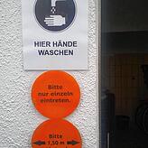 Hier wird auf die Hygiene- und Abstandsregeln hingewiesen.