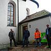 Ortstermin an der Kirche Peter und Paul in Hausen vor Wald. Über den Fortschritt der Sanierungsarbeiten informieren sich (von links) ...