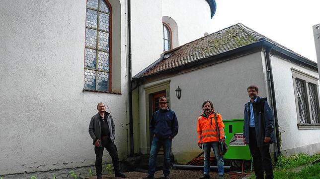 Ortstermin an der Kirche Peter und Paul in Hausen vor Wald. Über den Fortschritt der Sanierungsarbeiten informieren sich (von links) ...